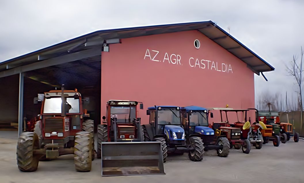 Il capannone dell’azienda agricola con i trattori in fila