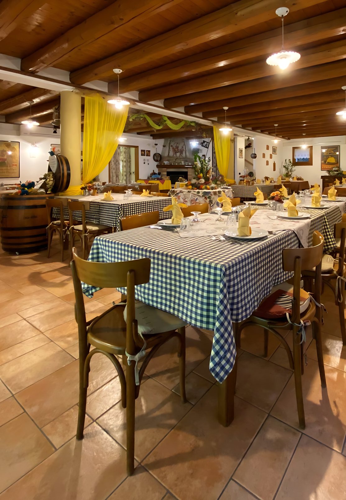 Un tavolo della sala apparecchiato con la tovaglia a quadretti