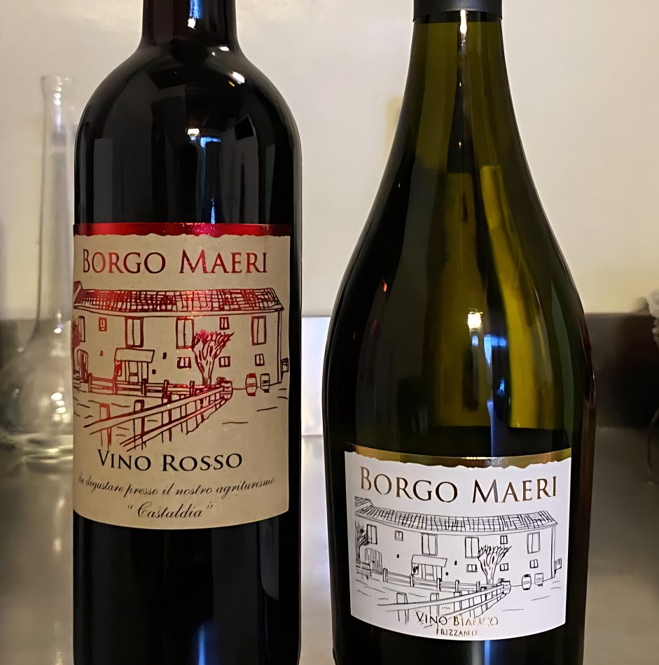 Le bottiglie del vino della casa: il rosso e il bianco frizzante